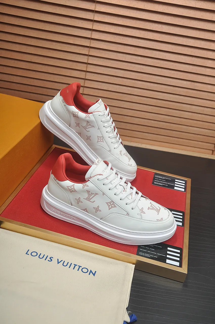 Men's men's shoes 💰640💶Original development, quality shipping, welcome to compare - LV sneaker series sports shoes introduce the loose silhouette of the ready-to-wear series into the spring and summer men's wear shows and make an eye-catching appearance. The cow leather upper is combined with rough fabric laces, and colorful beading highlights the brand's classic elements. LV letters mark the tongue and Monogram floral outsole. Mixed materials Made of top-grain cowhide, thick shoelace design, large Monogram print on the side, mesh lining and cotton feet, the comfort is as extreme as ever, premium heritage, quality first, worth owning! Size: Men’s 38-45 (45 is custom-made and cannot be returned or exchanged)